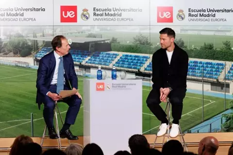 ألونسو يكشف سر دخوله عالم التدريب.. ودور ليفربول في تطويره